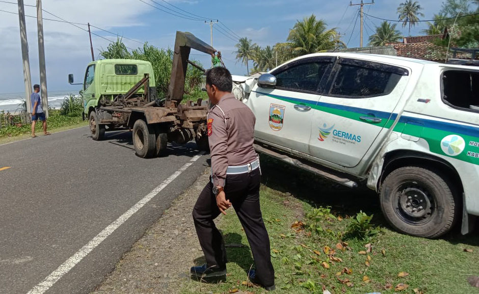 Braak! Randis Diskes Pesisir Barat Hantam Tiang Listrik