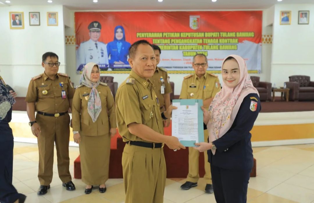 1.529 Honorer Terima SK Perpanjangan 2024, Pj. Bupati Tulang Bawang Qudrotul Ikhwan Langsung Naikkan Gaji