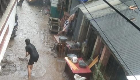 Belum Dapat Bantuan, Sebagian Warga Terdampak Banjir di Bandar Lampung Baru Makan Nasi Bungkus