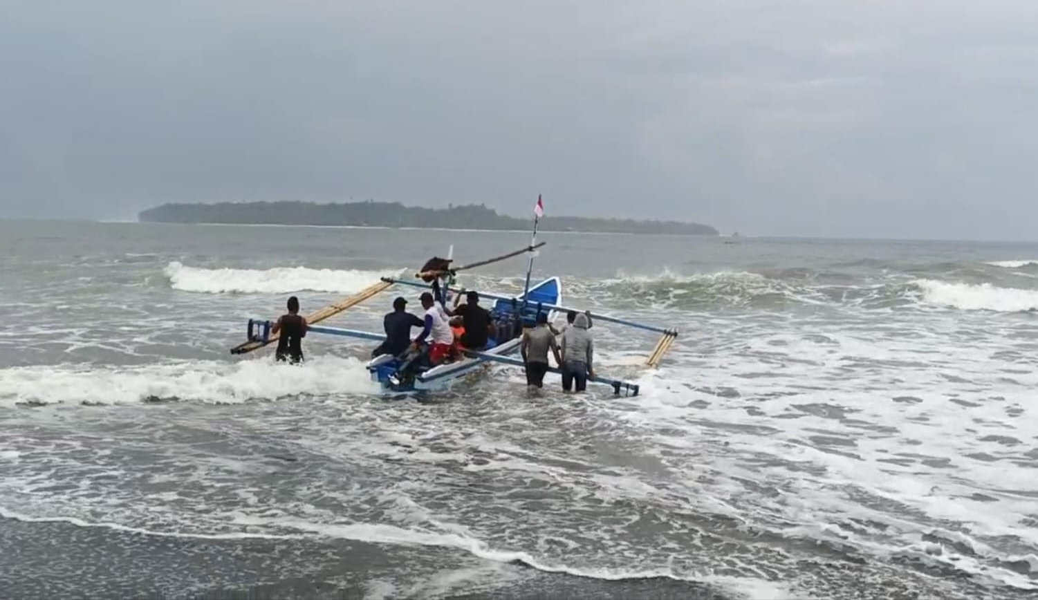 Hadapi Cuaca Ekstrem, PLN Jaga Pasokan Listrik di Pulau Terluar Lampung Tetap Aman saat Ramadhan dan Lebaran