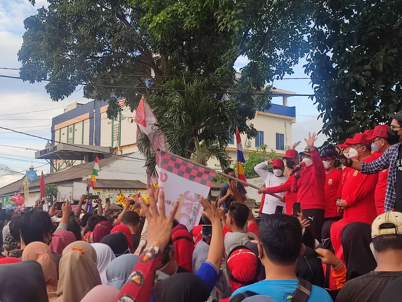 Masyarakat Antusias Meriahkan Jalan Sehat di Way Dadi