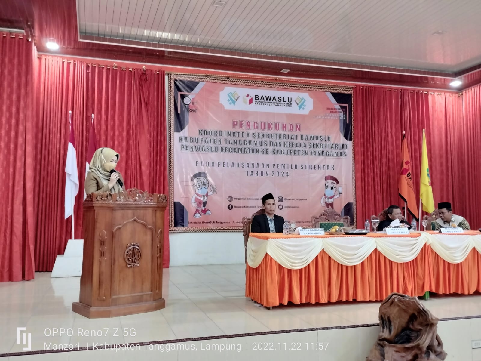 Selamat, Koordinator Sekretariat Bawaslu Tanggamus dan Kepala Sekretariat Panwaslu Kecamatan Dikukuhkan