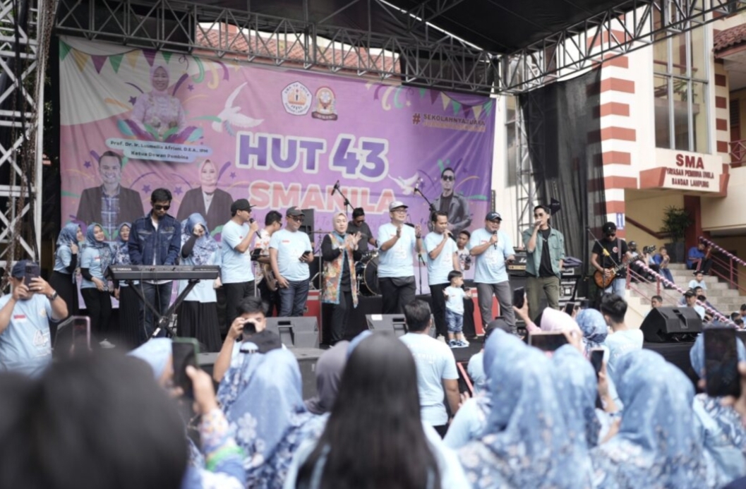 Hadiri Hut ke 43 SMA YP Unila, Wakil Rektor Unila Jalan Sehat Bersama