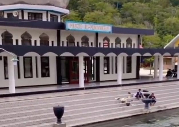 Masya Allah, Ada Masjid di Aceh yang Menyatu dengan Sungai Indah Banget Suasananya
