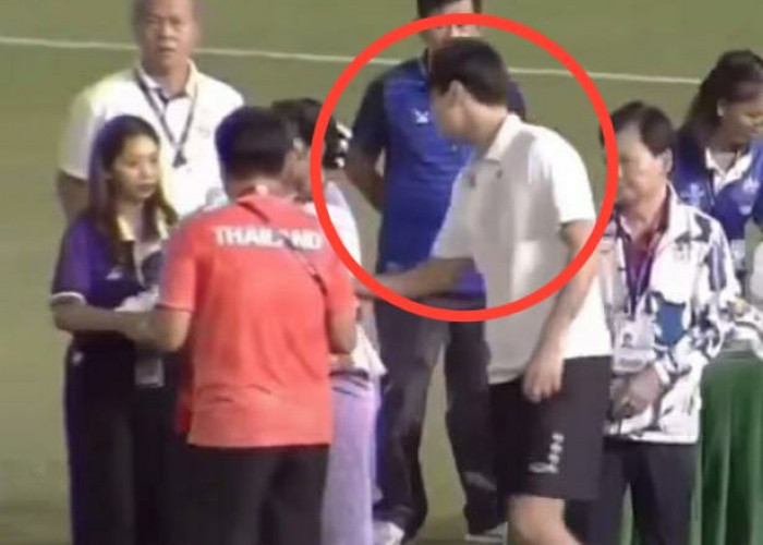 Tingkah Tengil Bek Thailand, Serobot Medali dan Boneka, Lalu Dilempar ke Penonton 