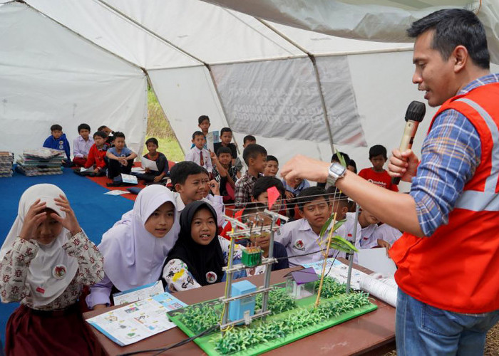 Pegawai PLN Mengajar di Lokasi Terdampak Gempa Cianjur 