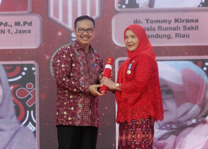 Luar Biasa ! Bunda Eva Kembali Raih Penghargaan, Kali ini dari BKKBN 