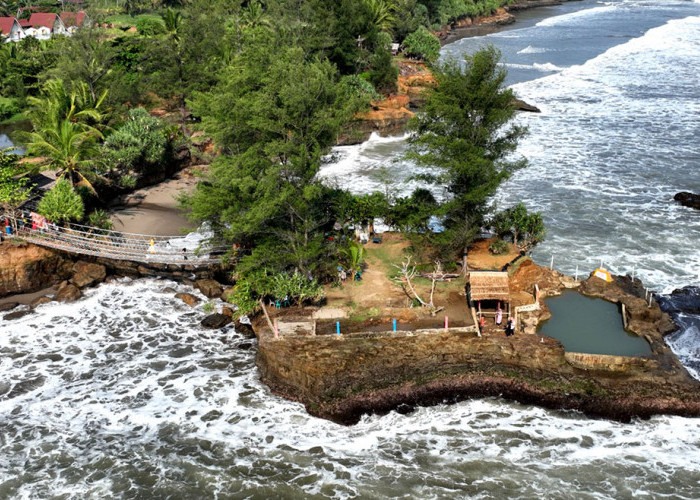 Pantai Sungai Suci, Keindahan ala Tanah Lot di Bengkulu  