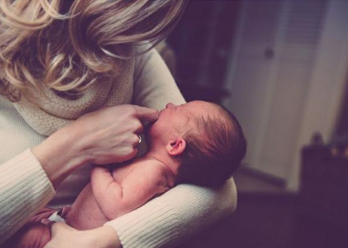 Bunda Wajib Tahu! Begini Cara Membersihkan Lidah Bayi yang Benar