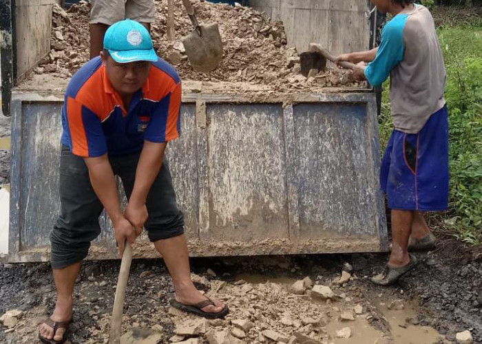 Jalan Tak Diperbaiki, Warga Pekon di Pesisir Barat Lakukan Ini 