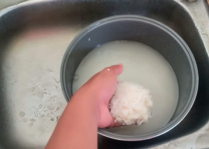 Nyesel! Ternyata Baru Tahu Air Cucian Beras sangat Berguna, Ini Manfaatnya