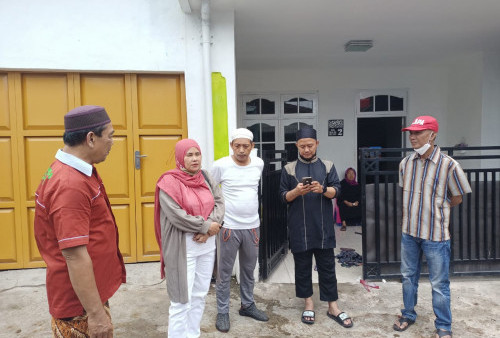 Lurah dan Camat Pantau Potong Hewan Kurban di Musholla I'tishomah