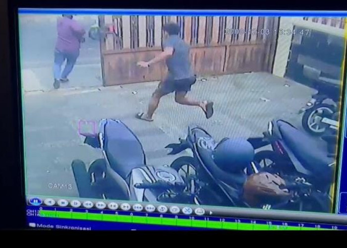 Vidio Viral Pria Berjaket Merah Todongkan Senpi Ternyata Pelaku Curanmor yang Dikejar Masa.