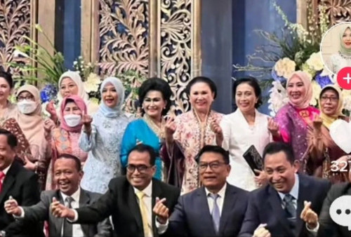 Viral, Kapolri Jenderal Listyo Sigit Prabowo Duduk Jongkok bersama dengan Para Jenderal Lainnya di Pelaminan
