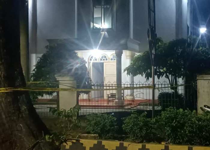 Gempar, Ada Paket Misterius Warna Hitam di Depan Gereja di Metro, Gegana Turun Tangan  