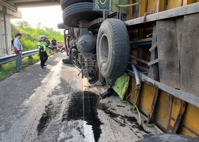 Pecah Ban, Fortuner Tabrak Hino di Tol Lampung Hingga Terbalik, Begini Kronologisnya