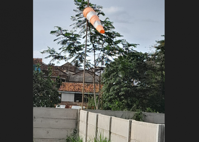 Di Lokasi Stockpile Batu Bara, PT Hasta Dwiyustama Pasang Windsock Penanda Arah Angin