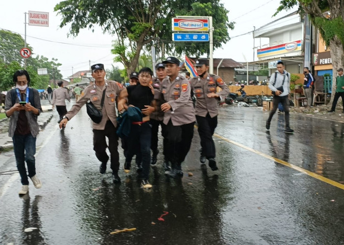 Dibantu Hujan, Polisi Pukul Mundur Mahasiswa yang Demo Tolak UU Cipta Kerja 