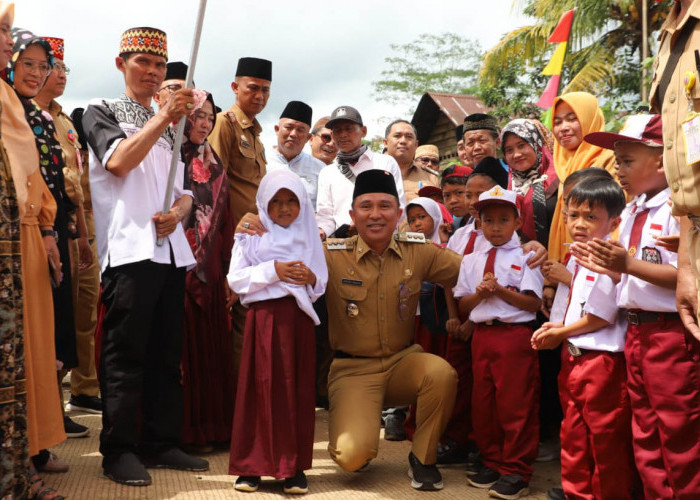604 Siswa di Suoh Dapat Seragam Gratis Dari Pemkab Lampung Barat 