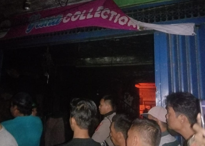 Satu Ruko Pakaian Pasar Dekon Kotabumi Terbakar