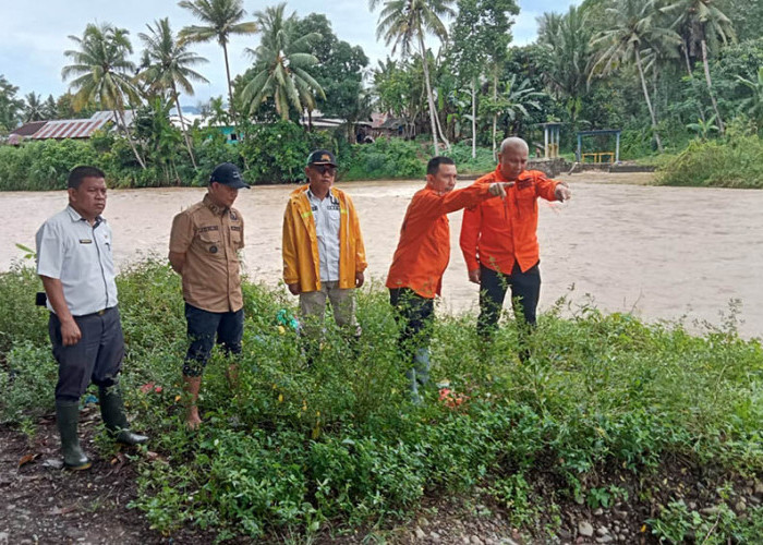 Tangani Banjir, Pemkab Tanggamus Dirikan Dapur Umum dan Perbaiki Tanggul Jebol 