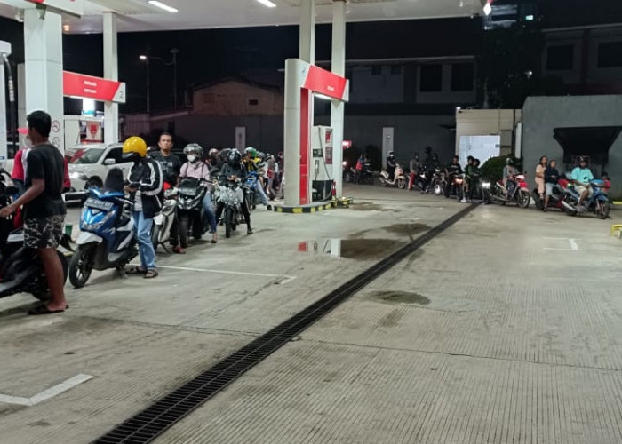 Beredar Kenaikan BBM Bersubsidi, SPBU Diserbu