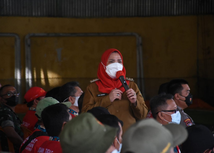 Serahkan Insentif Pamong Mei 2022, Eva Tekankan Pamong Harus Mengayomi Masyarakat