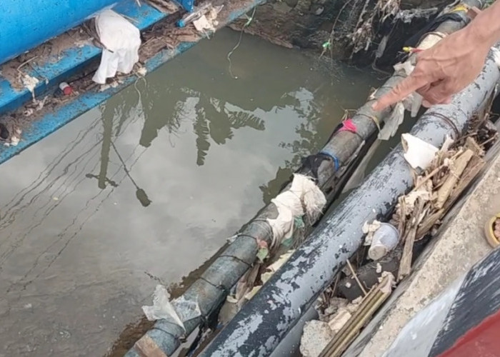 Mayat Bayi Perempuan Terbungkus Plastik Hitam Ditemukan di Bawah Jembatan Urip Sumoharjo