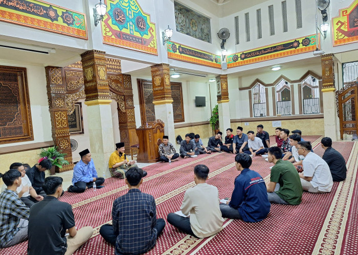 Sehabis Tarawih, Rektor Teknokrat Luangkan Sharing Session Dengan Mahasiswa