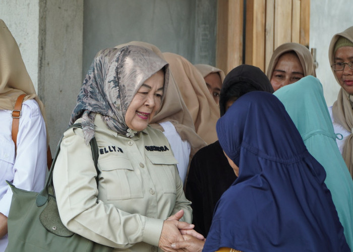 Tindaklanjuti Pesan Prabowo, Elly Wahyuni Beri Bantuan untuk Korban Kebakaran di Gedong Tataan