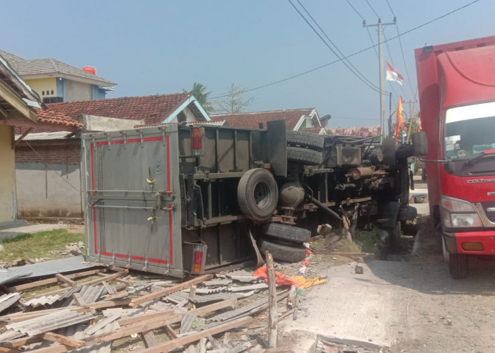 Hati-hati, Ada Truk Terguling di Ruas Jalinbar Krui Selatan