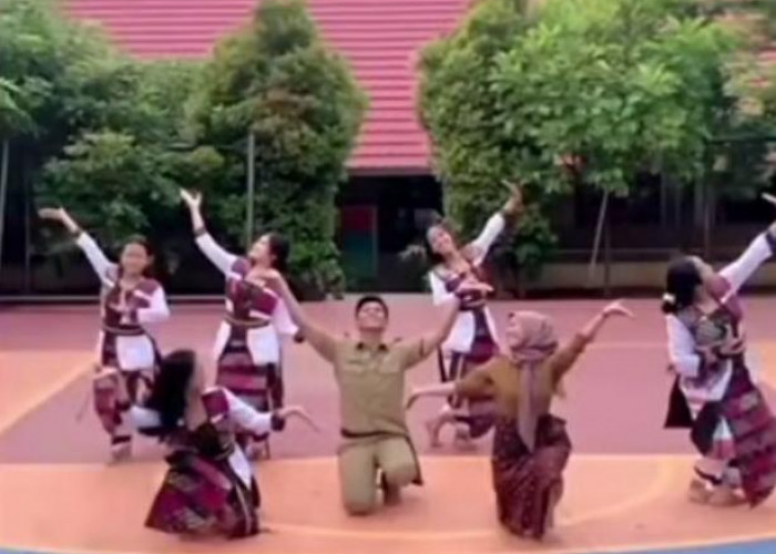 Guru dan Murid SMPN 32 Bandar Lampung Berkolaborasi dalam Tari Kreasi, Hasilnya Banjir Pujian