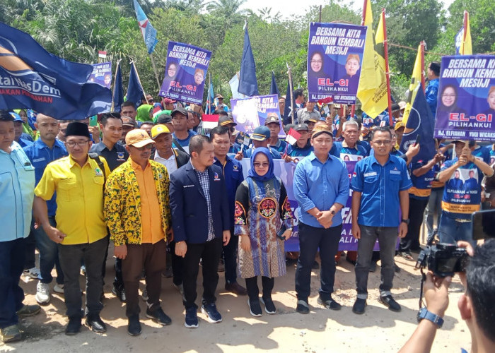 Diarak Ratusan Masyarakat, Elfianah - Yugi Daftar ke KPU Mesuji Berjalan Kaki