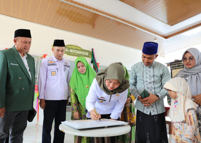 Wakil Gubernur Chusnunia Chalim Resmikan Aula Al-Mustaghfiriin Pondok Pesantren Minhadlul 'Ulum