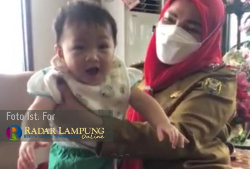 Di Sela Kesibukan, Bunda Eva Rawat Langsung Dua Anak Asuhnya