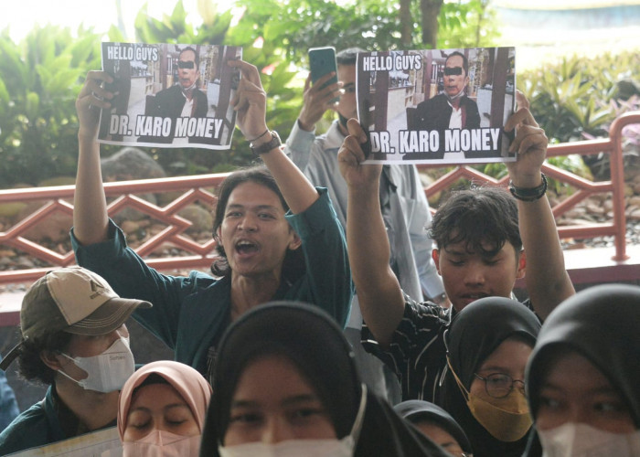 Mahasiswa Bentangkan Poster 'Dr. Karo Money' di Gedung Rektorat Unila 