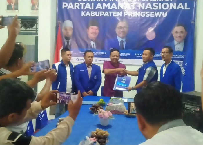 Naik Sepeda Motor, Ambil Formulir Bacalon Bupati dan Wabup