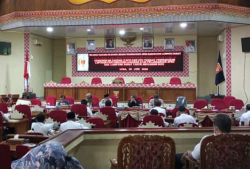 Saling Menunggu, Jadinya, Jelang Azan Rapat di DPRD Lampung Barat Baru Dimulai