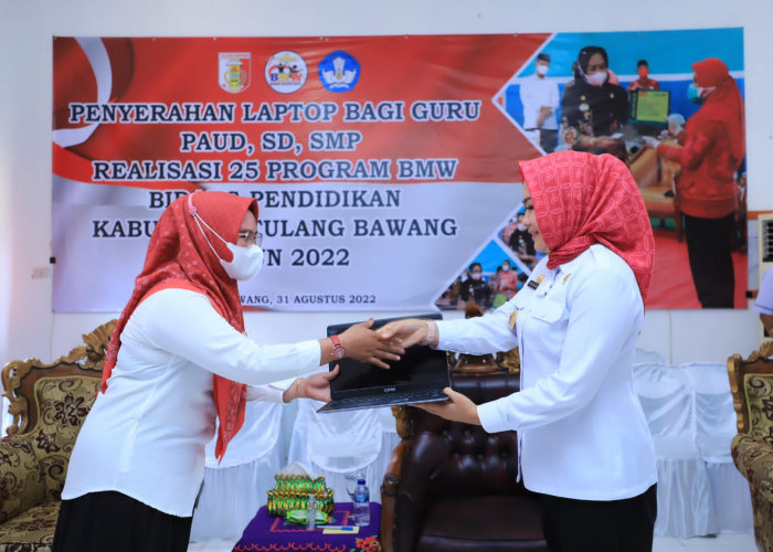 Bupati Winarti Bagi-Bagi 154 Laptop Kepada Guru
