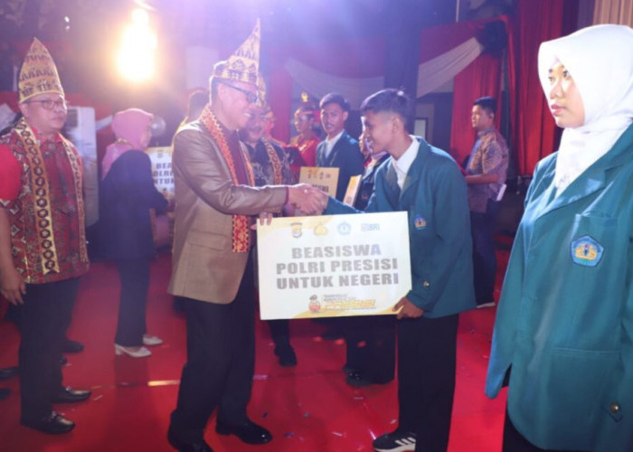 Wakapolri Beri Beasiswa ke Mahasiswa Unila