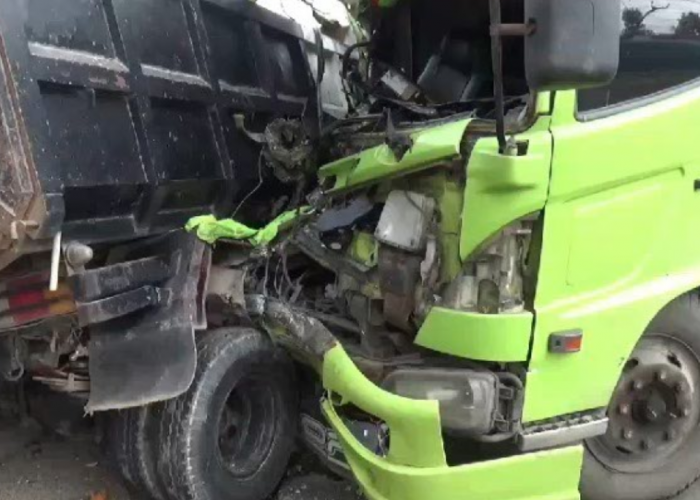 Hindari Mobil Mendadak Putar Arah, Truk Banting Setir Hingga Tabrak 2 Truk Dari Arah Berlawanan