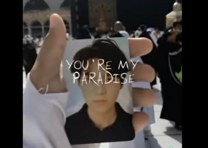 Bawa Photocard Suga BTS ke Depan Kakbah, Penggemar K-Pop Ini Tuai Kritikan Keras 