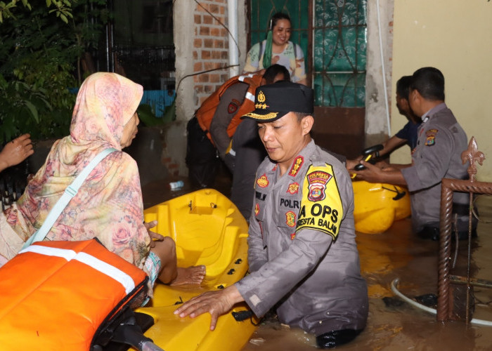 Gunakan Perahu Kano, Kapolresta Bandar Lampung Ikut Terjun Evakuasi Warga Yang Terjebak Banjir