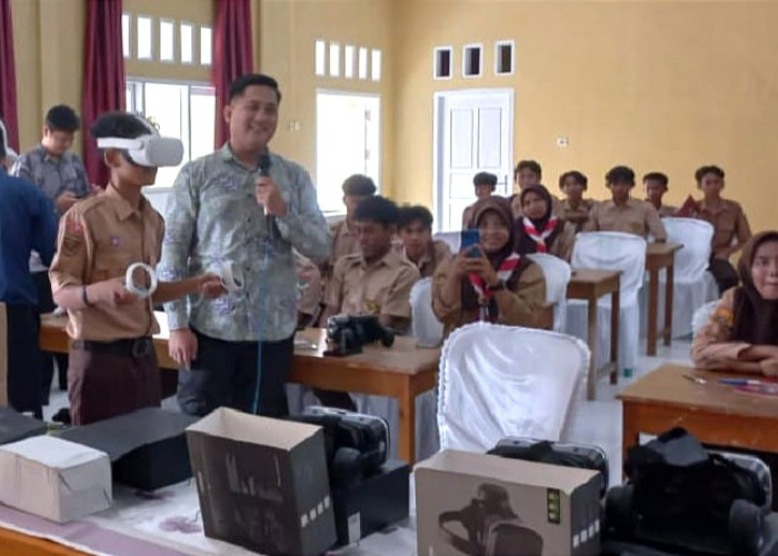 Tim UTI Beri Materi English for Public Speaking untuk Siswa SMA Teladan Way Jepara 