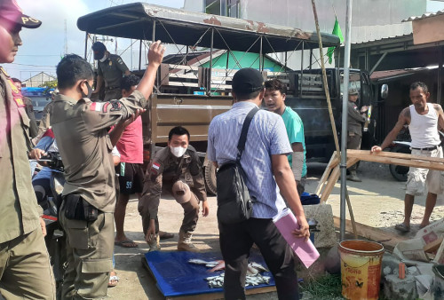 Satpol PP Pesisir Barat Turun, Angkut Barang Dagangan Dari Bahu Jalan