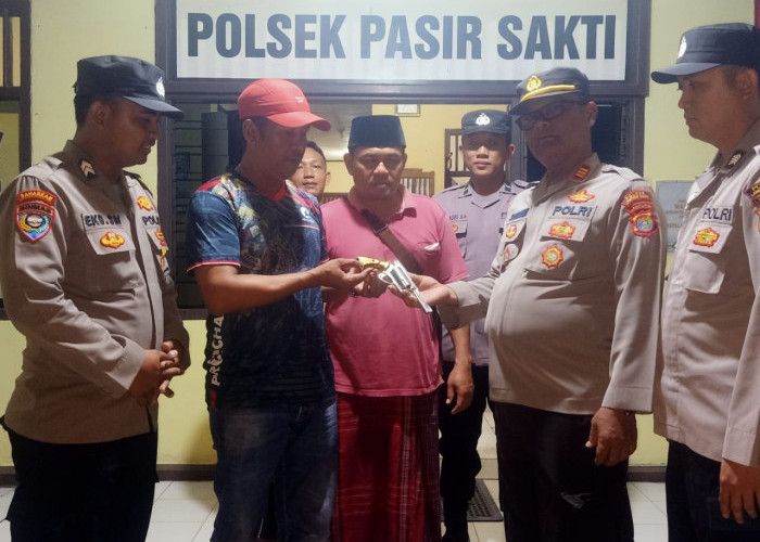 Warga Desa Purwosari Serahkan Senpi ke Polsek Pasir Sakti