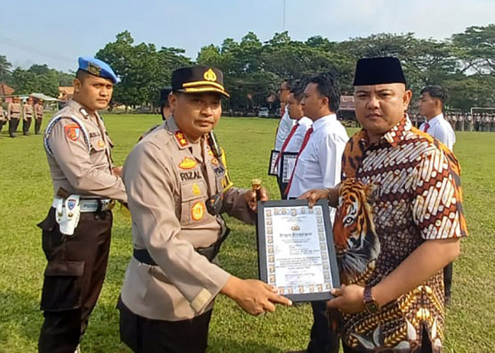 Kapolres Lampung Timur Beri Penghargaan Kepada Kades Pasar Sukadana