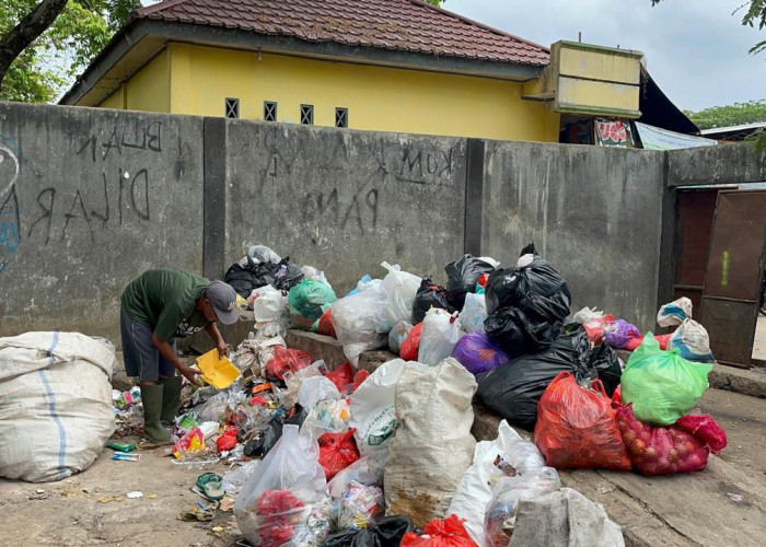 Aroma tak sedap tercium dari tumpukan sampah