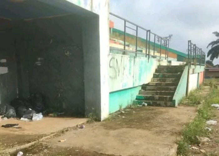 Lapangan Sriwijaya Baradatu Tampak Kumuh dengan 'Hiasan' Sampah Berserekan