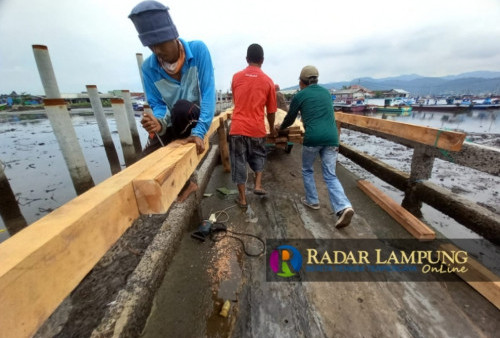 Pemkot dan Masyarakat Tinggikan Jembatan Pulau Pasaran yang Turun Menggunakan Kayu